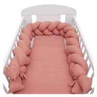 Ochraniacz do łóżeczka warkocz muślinowy New Baby różowy