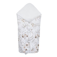 Klasyczny rożek wiązany New Baby Kwiaty biały