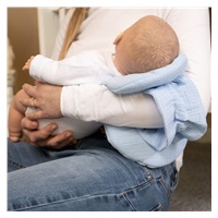 Muślinowa nakładka na rękę do karmienia New Baby biała