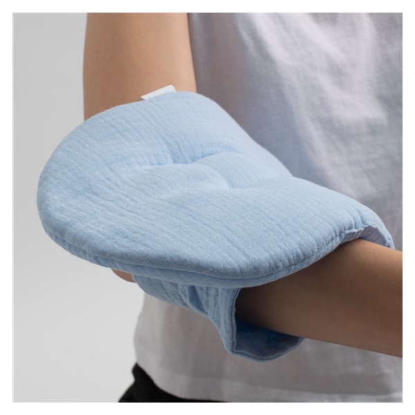 Muślinowa nakładka na rękę do karmienia New Baby niebieska